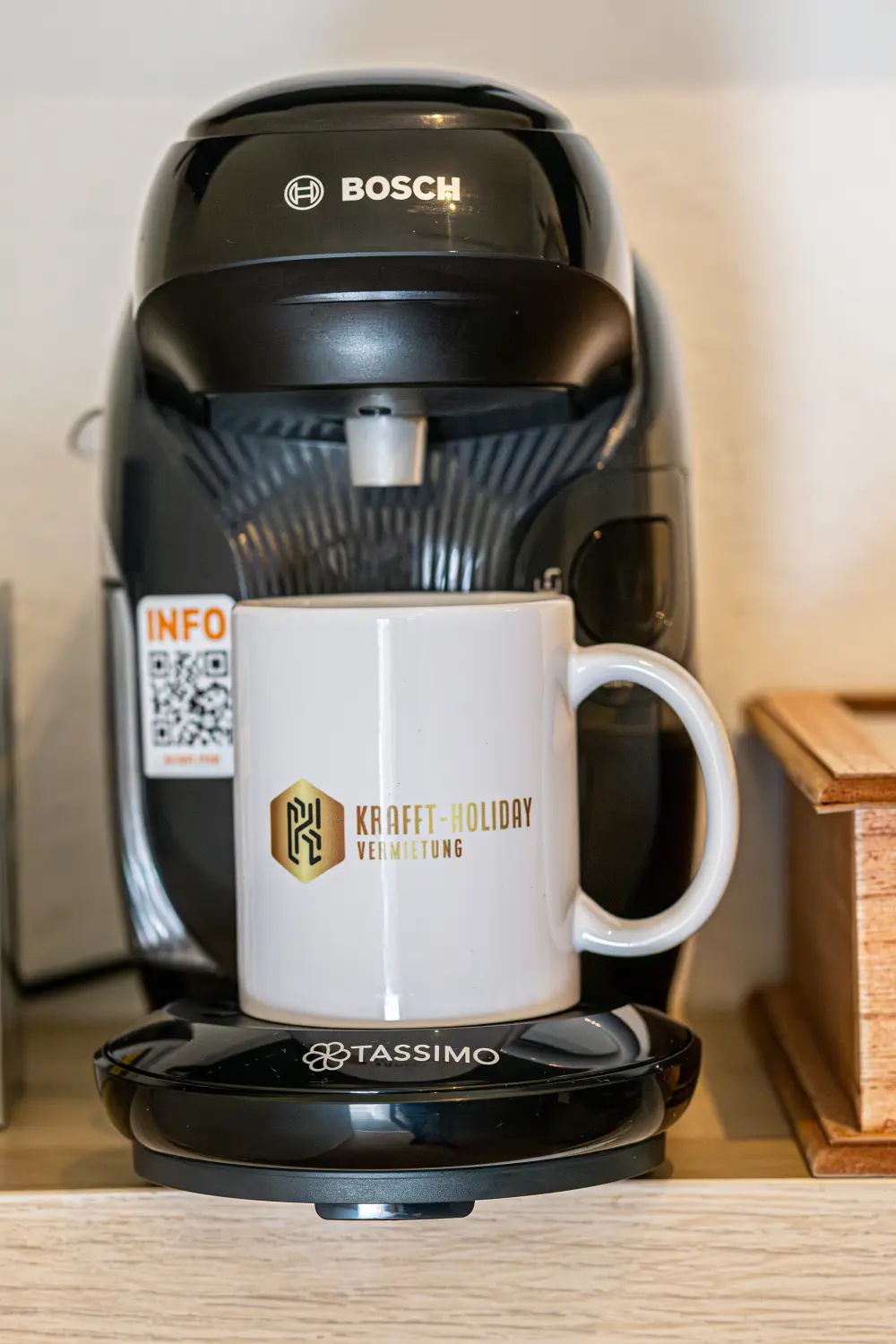 Krafft-Holiday Vermietung Ferienwohnung Rostock Kaffeemaschine in einer Küche